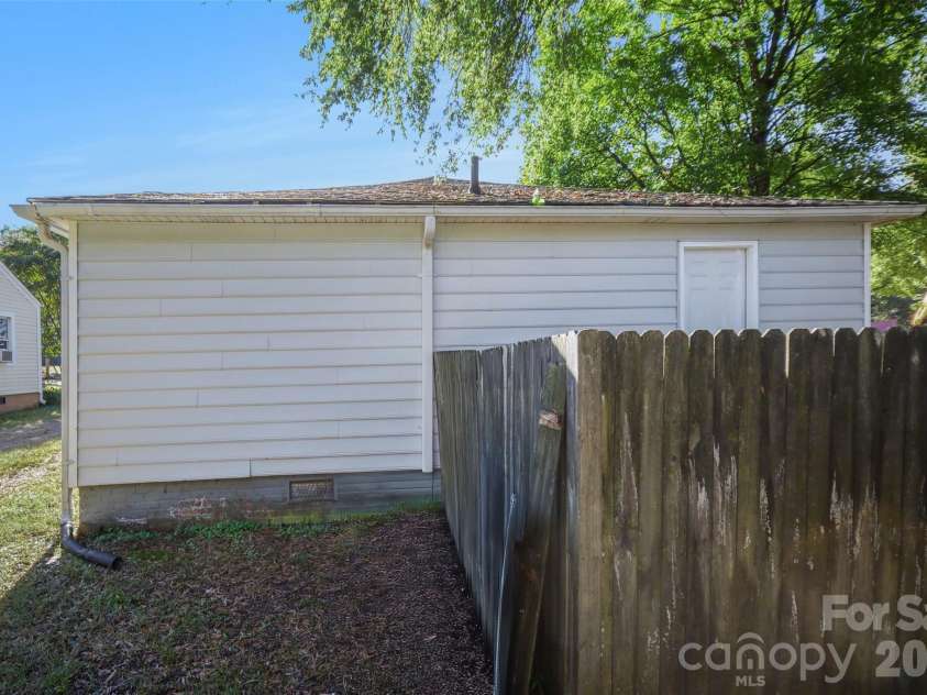 60 Winecoff Avenue, Concord, NC 28025.  MLS# CAR4435029, YatesRealty ID 56796. 