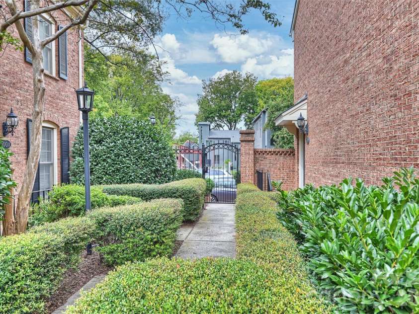 500 Poplar Street, Charlotte, NC 28202.  MLS# CAR4433917, YatesRealty ID 56797. 