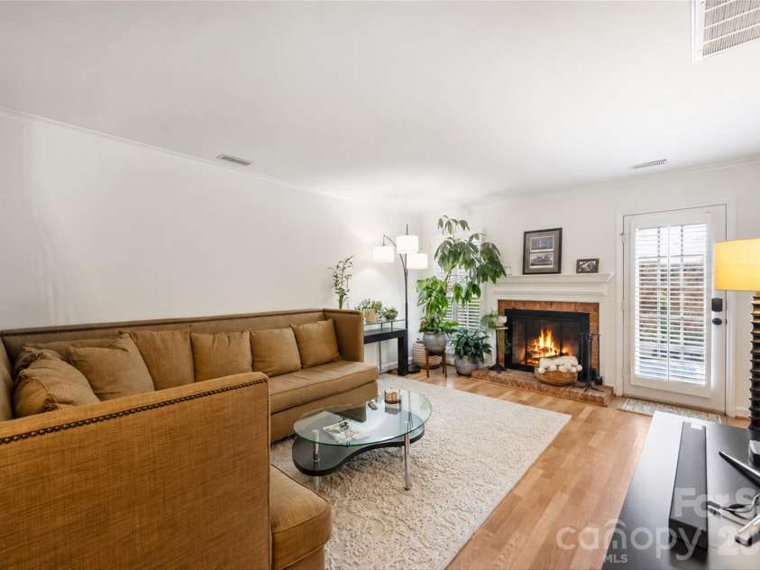 500 Poplar Street, Charlotte, NC 28202.  MLS# CAR4433917, YatesRealty ID 56797. 