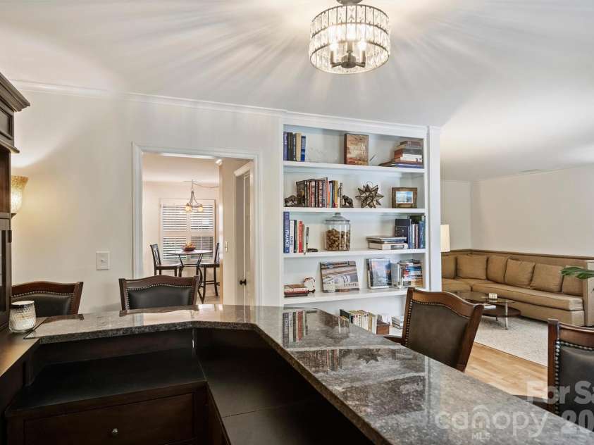 500 Poplar Street, Charlotte, NC 28202.  MLS# CAR4433917, YatesRealty ID 56797. 
