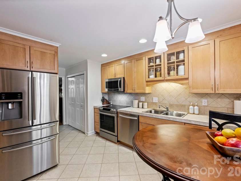 500 Poplar Street, Charlotte, NC 28202.  MLS# CAR4433917, YatesRealty ID 56797. 