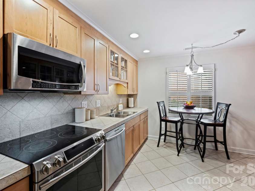 500 Poplar Street, Charlotte, NC 28202.  MLS# CAR4433917, YatesRealty ID 56797. 