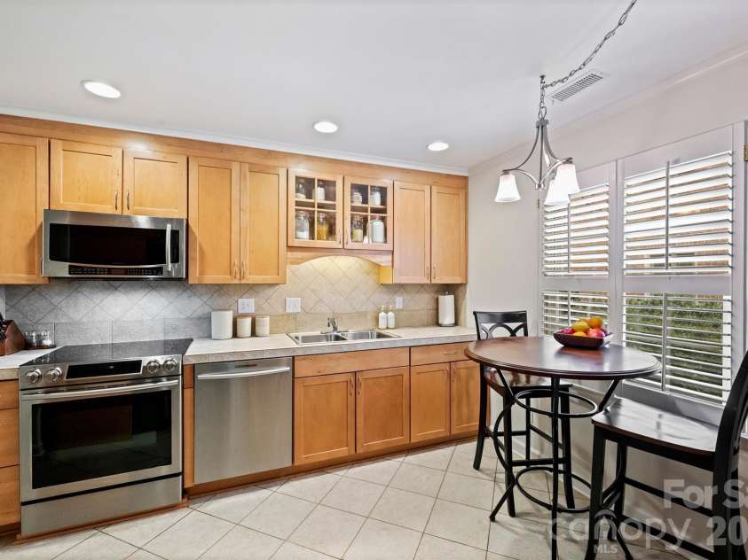 500 Poplar Street, Charlotte, NC 28202.  MLS# CAR4433917, YatesRealty ID 56797. 