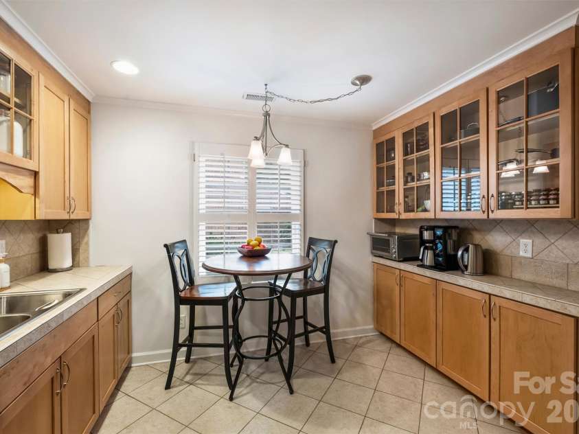 500 Poplar Street, Charlotte, NC 28202.  MLS# CAR4433917, YatesRealty ID 56797. 