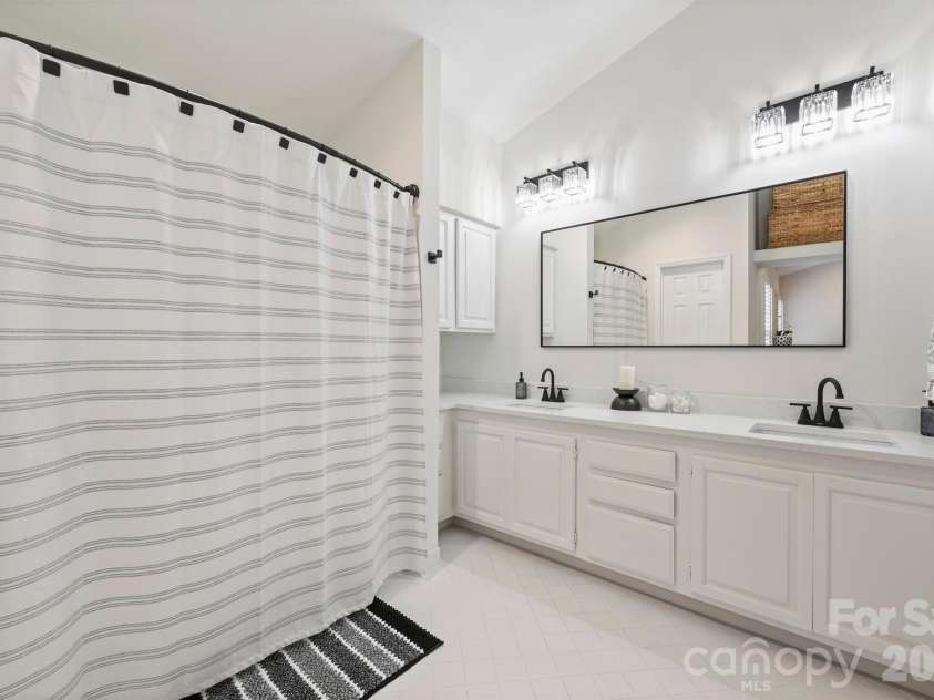 500 Poplar Street, Charlotte, NC 28202.  MLS# CAR4433917, YatesRealty ID 56797. 