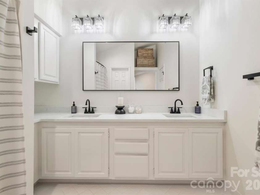 500 Poplar Street, Charlotte, NC 28202.  MLS# CAR4433917, YatesRealty ID 56797. 