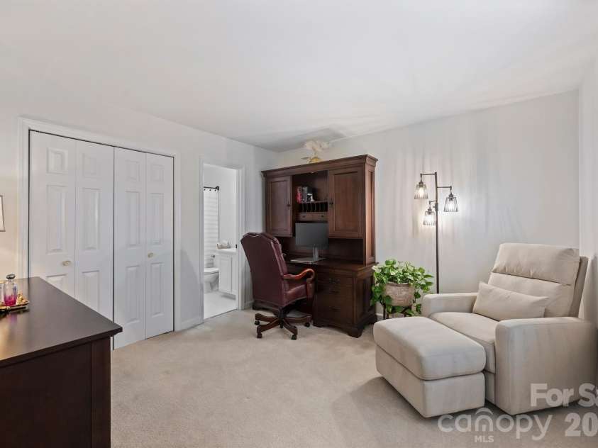 500 Poplar Street, Charlotte, NC 28202.  MLS# CAR4433917, YatesRealty ID 56797. 