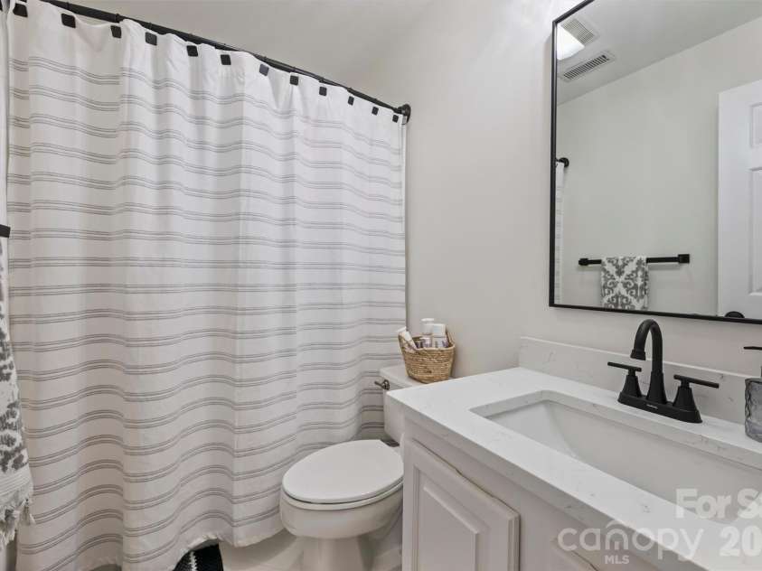 500 Poplar Street, Charlotte, NC 28202.  MLS# CAR4433917, YatesRealty ID 56797. 