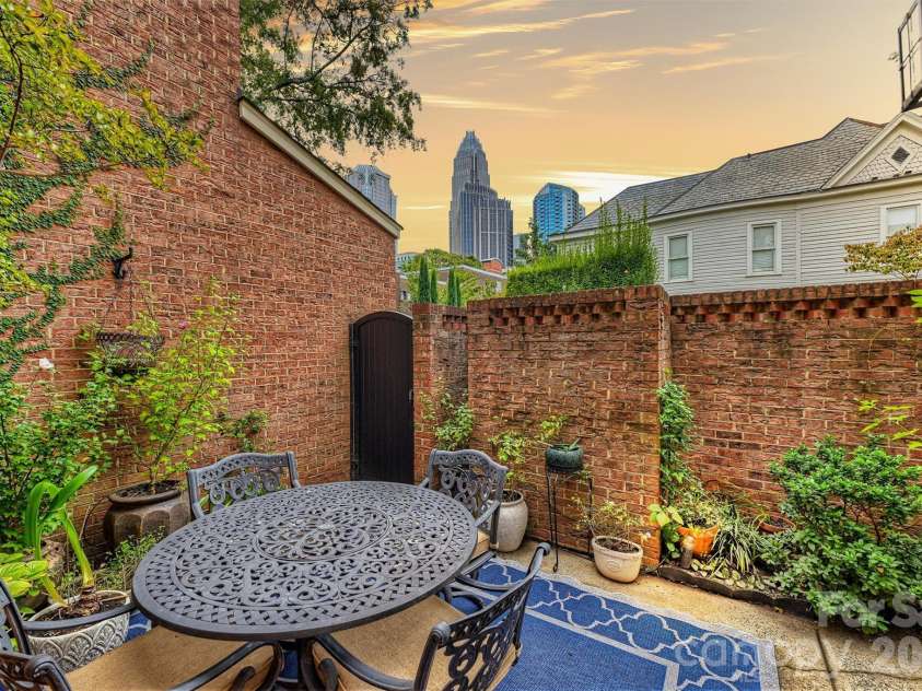 500 Poplar Street, Charlotte, NC 28202.  MLS# CAR4433917, YatesRealty ID 56797. 