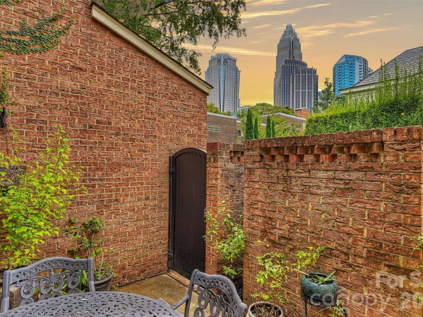 500 Poplar Street, Charlotte, NC 28202.  MLS# CAR4433917, YatesRealty ID 56797. 