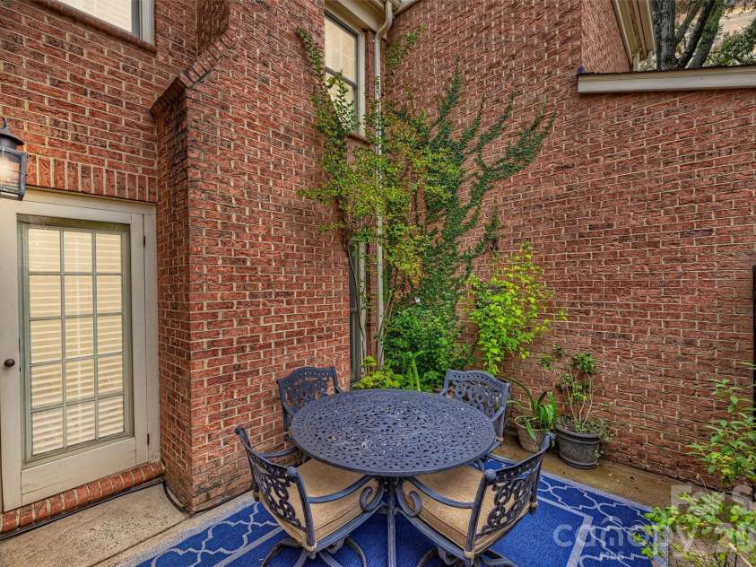500 Poplar Street, Charlotte, NC 28202.  MLS# CAR4433917, YatesRealty ID 56797. 