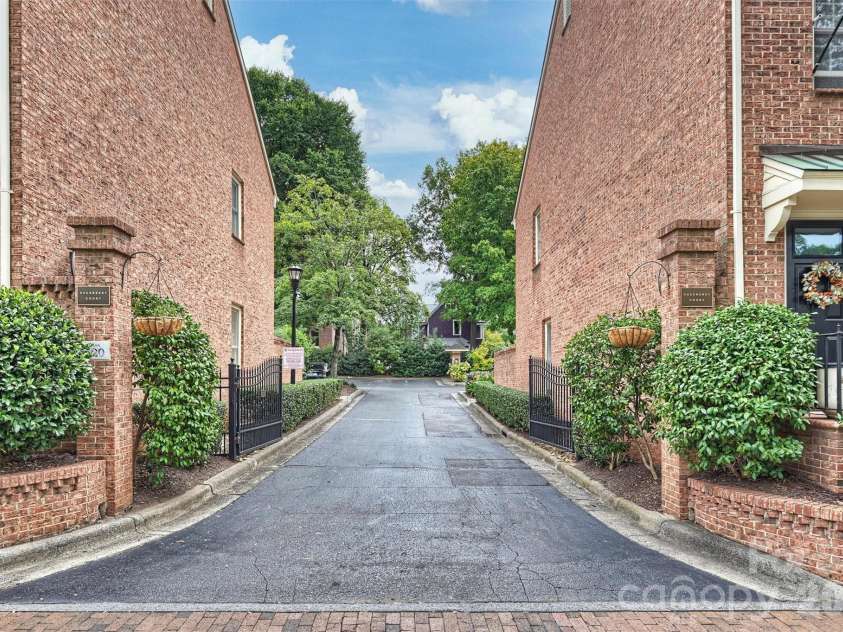 500 Poplar Street, Charlotte, NC 28202.  MLS# CAR4433917, YatesRealty ID 56797. 