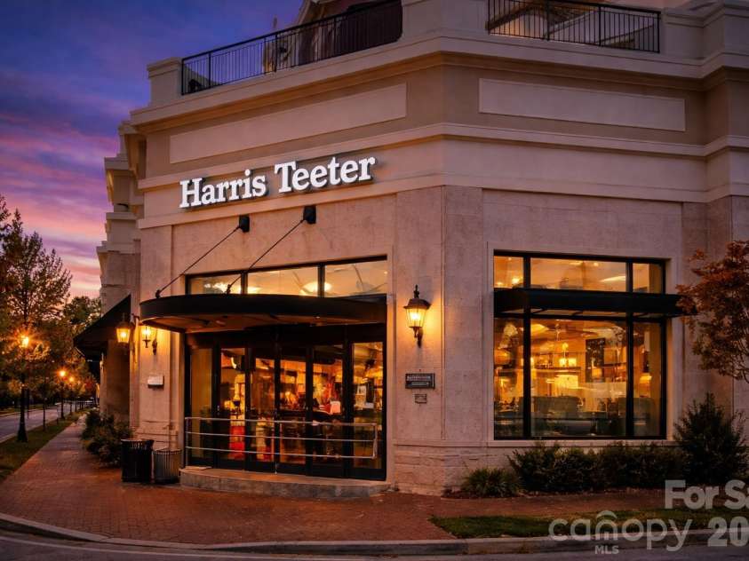 500 Poplar Street, Charlotte, NC 28202.  MLS# CAR4433917, YatesRealty ID 56797. Harris Teeter