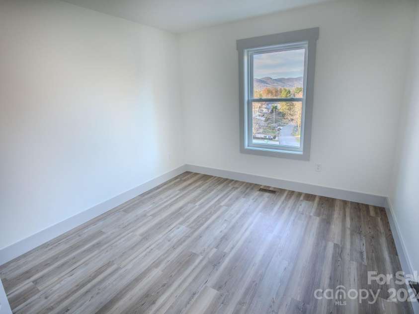 71 Oakley Road, Asheville, NC 28803.  MLS# CAR4202176, YatesRealty ID 5680. 