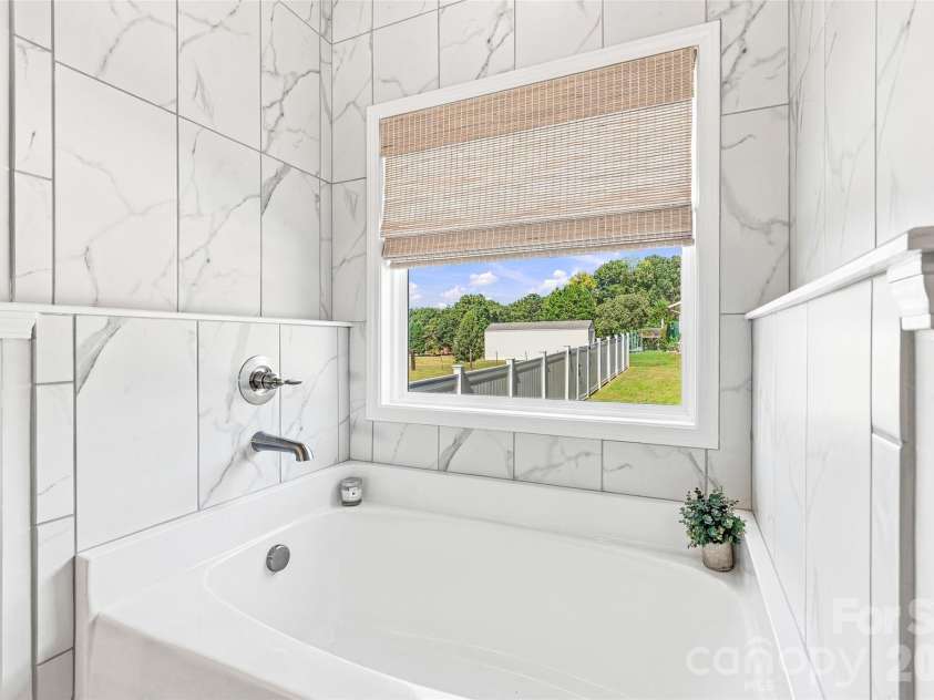 196 Treebark Road, Statesville, NC 28625.  MLS# CAR4429281, YatesRealty ID 56805. Soaking tub