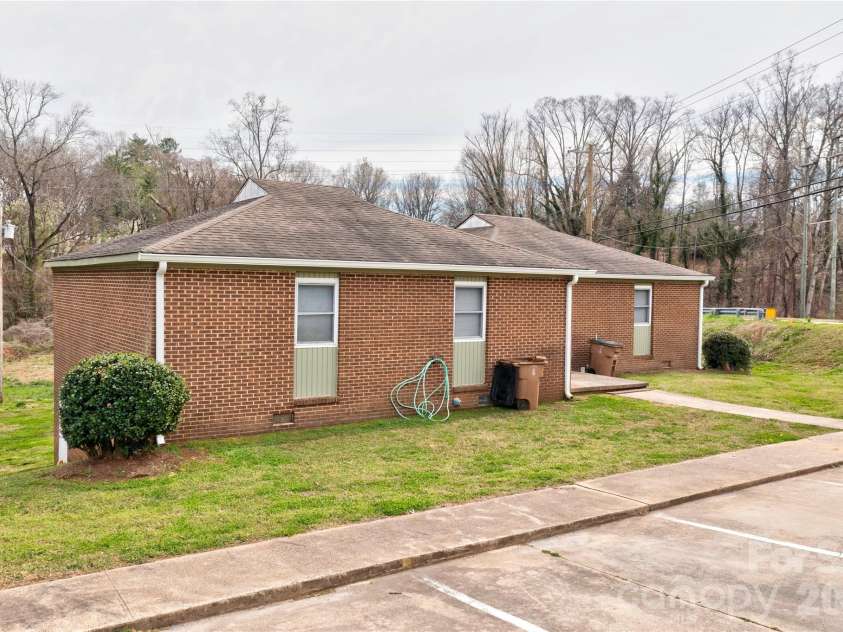 937 Kings Road, Shelby, NC 28150.  MLS# CAR4356919, YatesRealty ID 5681. Front Right