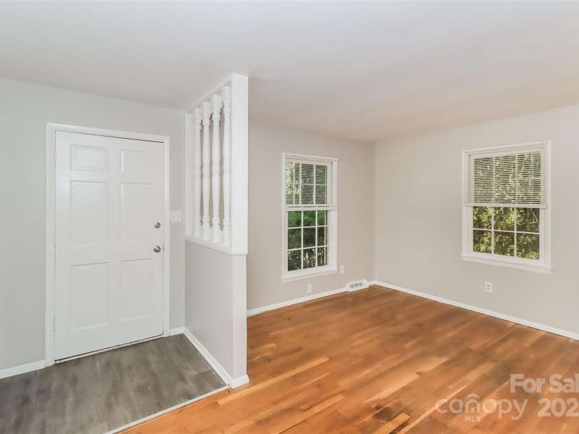 6001 Plaza Lane, Charlotte, NC 28215.  MLS# CAR4243345, YatesRealty ID 5682. Entry / living room