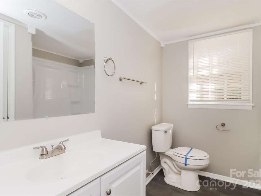 6001 Plaza Lane, Charlotte, NC 28215.  MLS# CAR4243345, YatesRealty ID 5682. Full bathroom