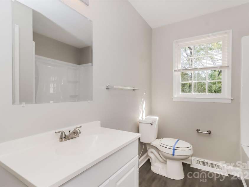 6001 Plaza Lane, Charlotte, NC 28215.  MLS# CAR4243345, YatesRealty ID 5682. Full bathroom