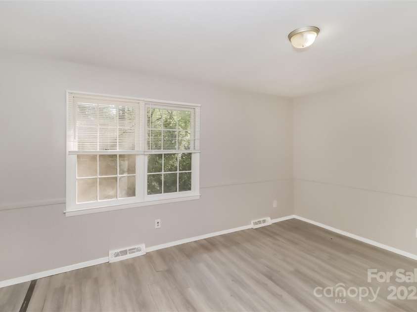 6001 Plaza Lane, Charlotte, NC 28215.  MLS# CAR4243345, YatesRealty ID 5682. Full bathroom