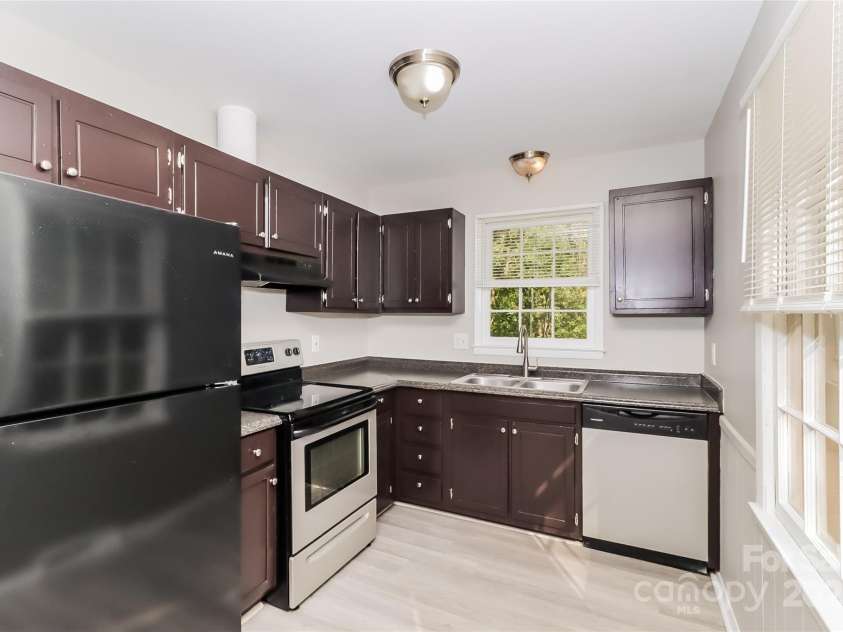 6001 Plaza Lane, Charlotte, NC 28215.  MLS# CAR4243345, YatesRealty ID 5682. Kitchen