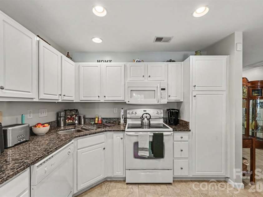 10442 Columbia Crest Court, Charlotte, NC 28270.  MLS# CAR4419121, YatesRealty ID 56820. 