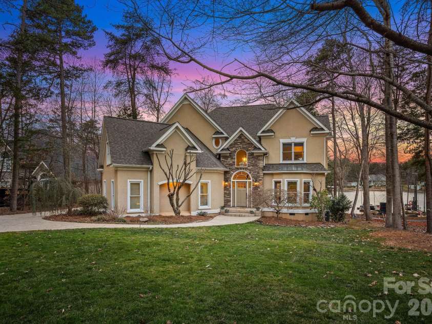 124 Cedar Bluff Lane, Mooresville, NC 28117.  MLS# CAR4346141, YatesRealty ID 5683. 