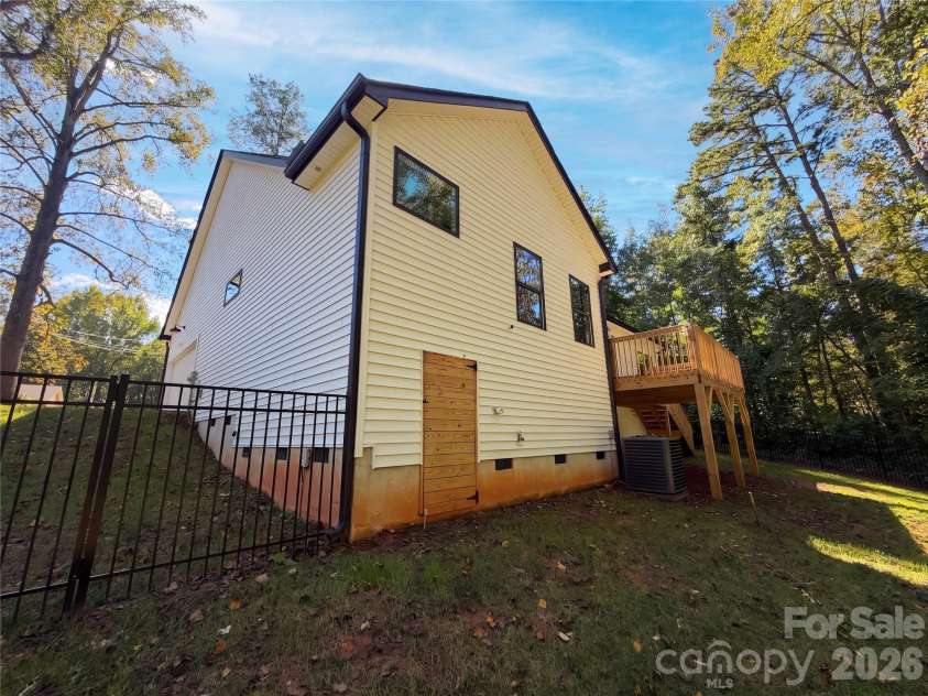 8807 Crestwood Drive, Mount Pleasant, NC 28124.  MLS# CAR4435113, YatesRealty ID 56831. 
