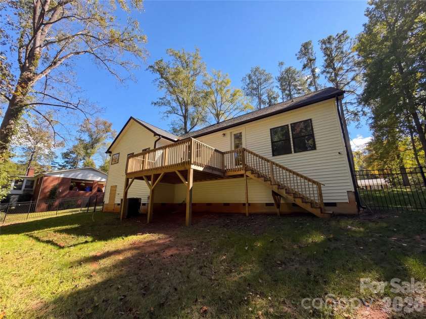 8807 Crestwood Drive, Mount Pleasant, NC 28124.  MLS# CAR4435113, YatesRealty ID 56831. 