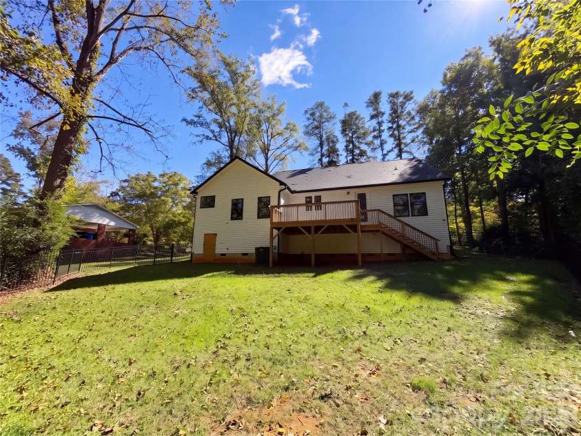 8807 Crestwood Drive, Mount Pleasant, NC 28124.  MLS# CAR4435113, YatesRealty ID 56831. 