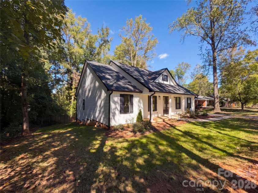 8807 Crestwood Drive, Mount Pleasant, NC 28124.  MLS# CAR4435113, YatesRealty ID 56831. 