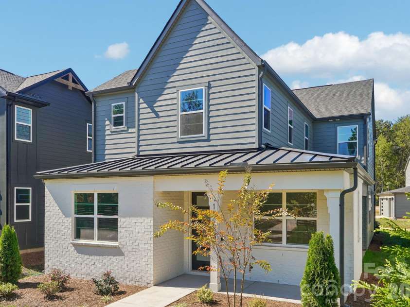 15625 Northcross Drive, Huntersville, NC 28078.  MLS# CAR4435120, YatesRealty ID 56833. Front Porch
