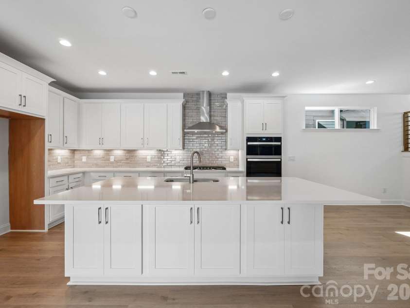 15625 Northcross Drive, Huntersville, NC 28078.  MLS# CAR4435120, YatesRealty ID 56833. Kitchen Island