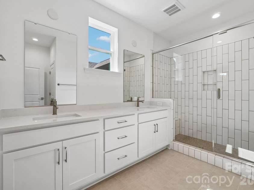 15625 Northcross Drive, Huntersville, NC 28078.  MLS# CAR4435120, YatesRealty ID 56833. Primary Bath
