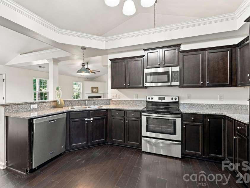 123 Sherham Way, Rock Hill, SC 29732.  MLS# CAR4432318, YatesRealty ID 56836. Kitchin with granite countertops, vaulted ceiling and dark walnut cabinets