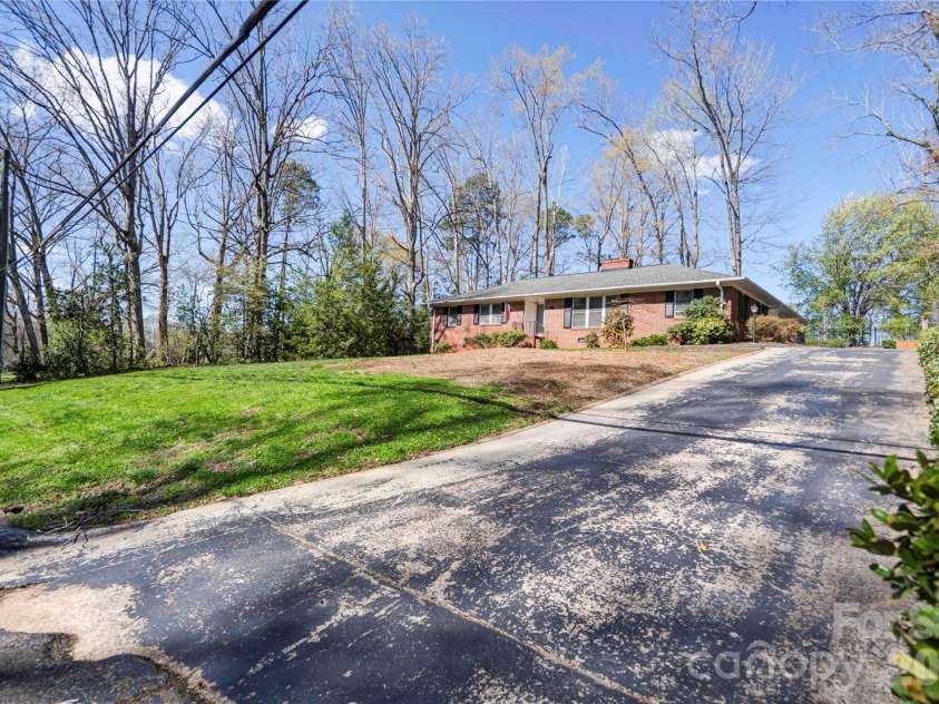 1000 Sumter Street, Shelby, NC 28150.  MLS# CAR4359333, YatesRealty ID 5684. Front Right
