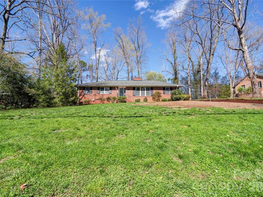 1000 Sumter Street, Shelby, NC 28150.  MLS# CAR4359333, YatesRealty ID 5684. Front Yard