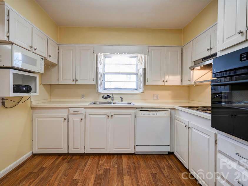 1000 Sumter Street, Shelby, NC 28150.  MLS# CAR4359333, YatesRealty ID 5684. Kitchen