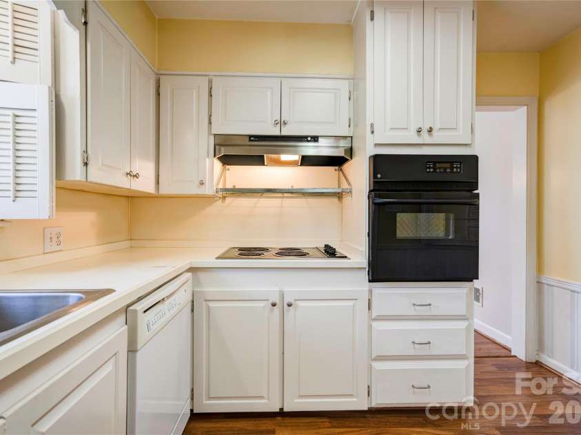 1000 Sumter Street, Shelby, NC 28150.  MLS# CAR4359333, YatesRealty ID 5684. Kitchen