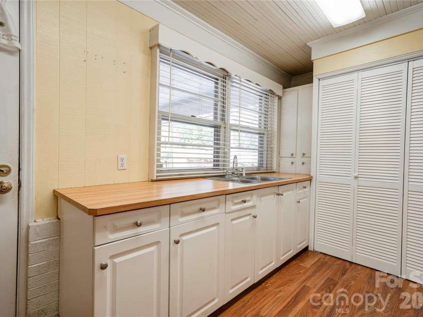 1000 Sumter Street, Shelby, NC 28150.  MLS# CAR4359333, YatesRealty ID 5684. Mudroom/Laundry