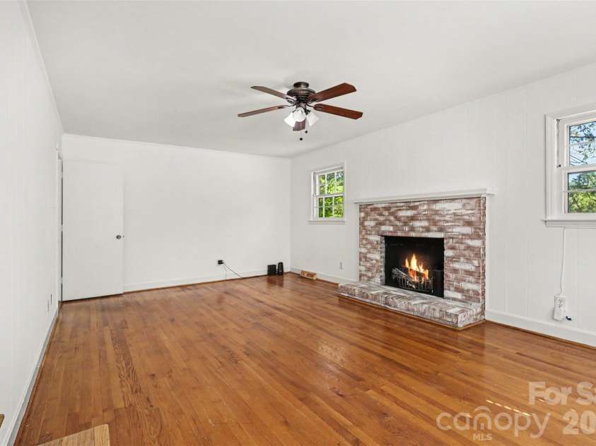 833 Archdale Drive, Charlotte, NC 28217.  MLS# CAR4432284, YatesRealty ID 56842. 