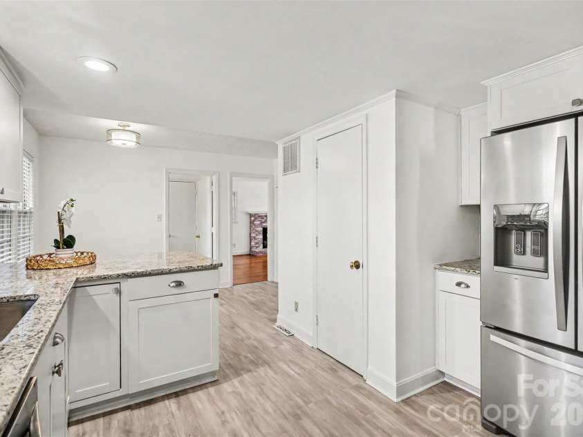833 Archdale Drive, Charlotte, NC 28217.  MLS# CAR4432284, YatesRealty ID 56842. 