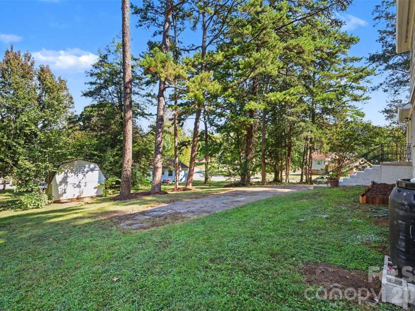 833 Archdale Drive, Charlotte, NC 28217.  MLS# CAR4432284, YatesRealty ID 56842. 