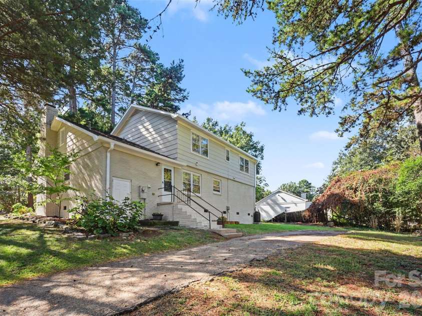 833 Archdale Drive, Charlotte, NC 28217.  MLS# CAR4432284, YatesRealty ID 56842. 