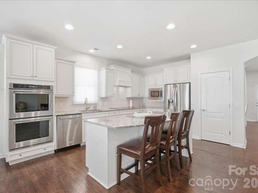 389 Harvest Valley Lane, Fort Mill, SC 29715.  MLS# CAR4428912, YatesRealty ID 56847. Double ovens