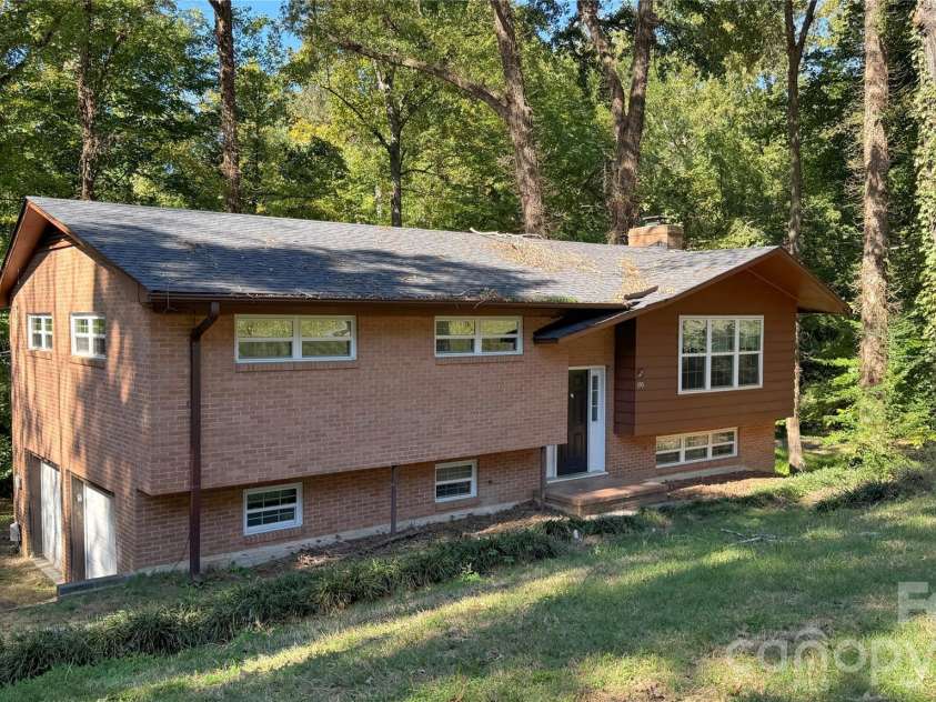350 Waycross Drive, Charlotte, NC 28214.  MLS# CAR4435161, YatesRealty ID 56849. 