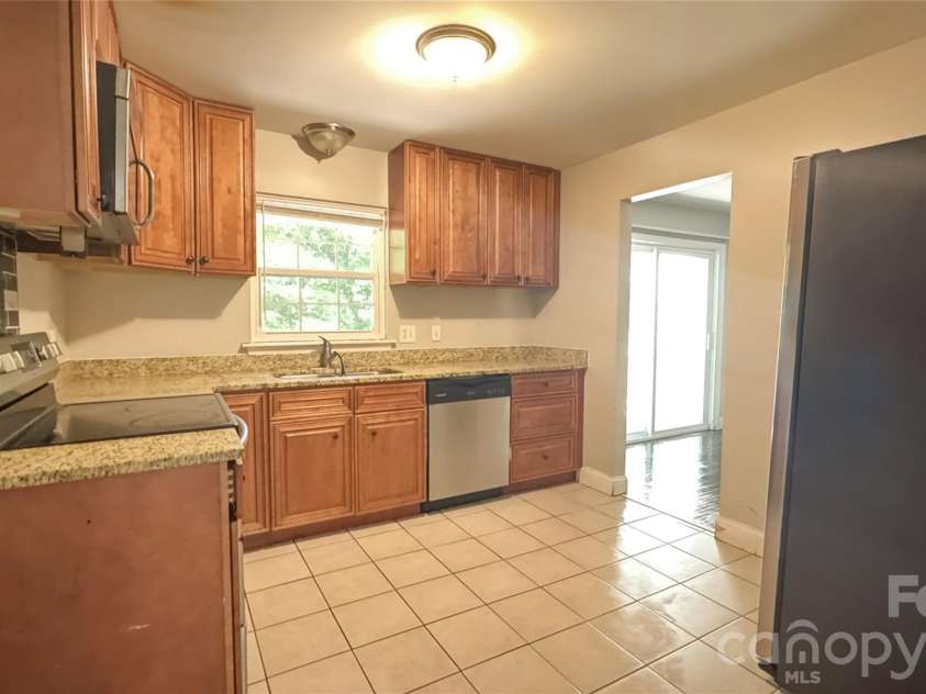 350 Waycross Drive, Charlotte, NC 28214.  MLS# CAR4435161, YatesRealty ID 56849. 