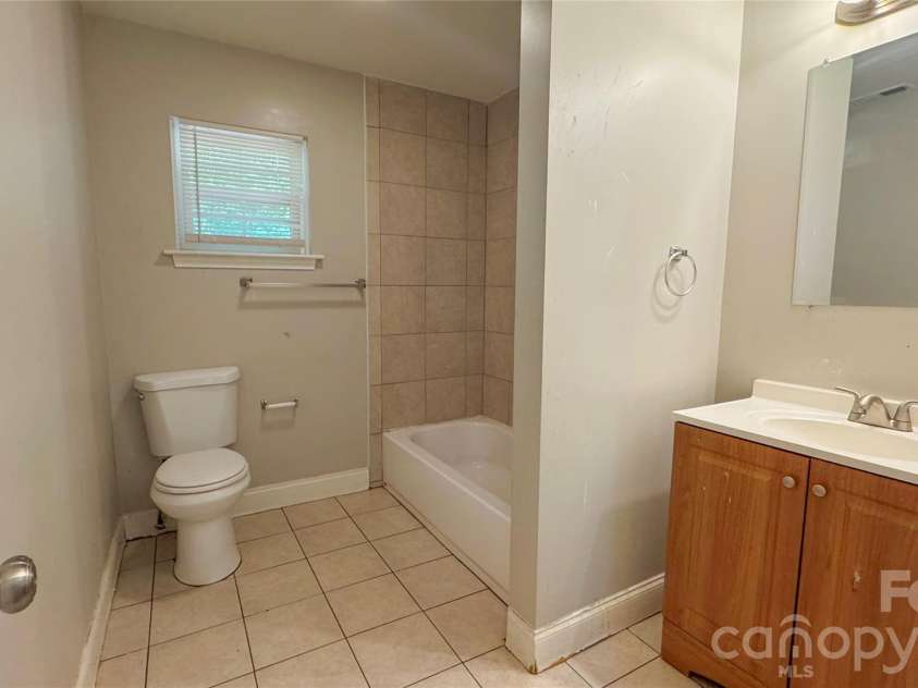 350 Waycross Drive, Charlotte, NC 28214.  MLS# CAR4435161, YatesRealty ID 56849. 