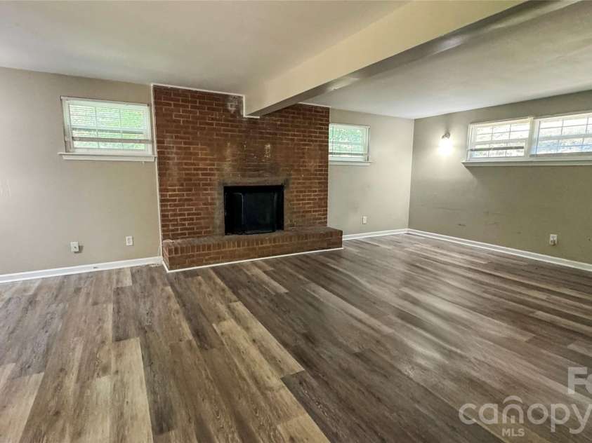 350 Waycross Drive, Charlotte, NC 28214.  MLS# CAR4435161, YatesRealty ID 56849. 