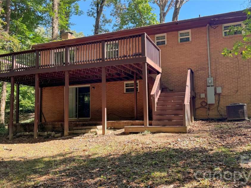350 Waycross Drive, Charlotte, NC 28214.  MLS# CAR4435161, YatesRealty ID 56849. 